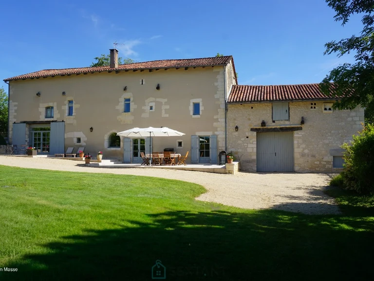 Photo of Former fortified house from the 13th century located on the heights of the little Venice of the Perigord.