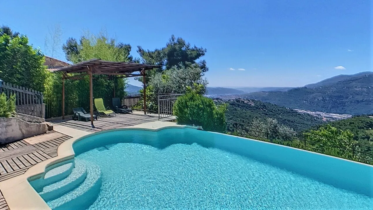 maison · LA ROQUETTE SUR VAR