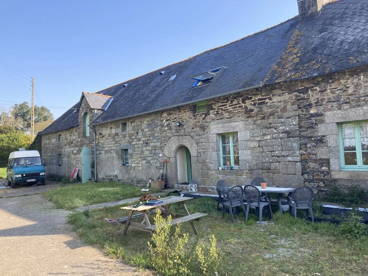 Proprietà in pietra da restaurare su terreno di 9000m2