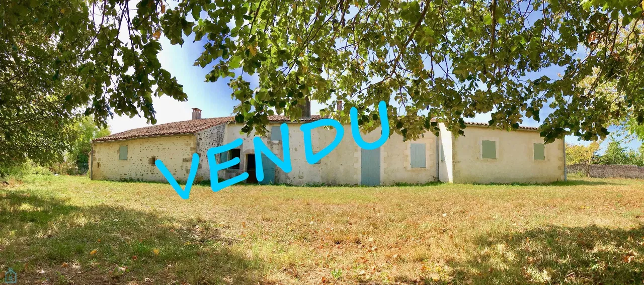 Bajo oferta precioso inmuebularia de piedra Charentaise para terminar de renovar de unos 290 m2 sobre terreno boscoso de 5900 m2