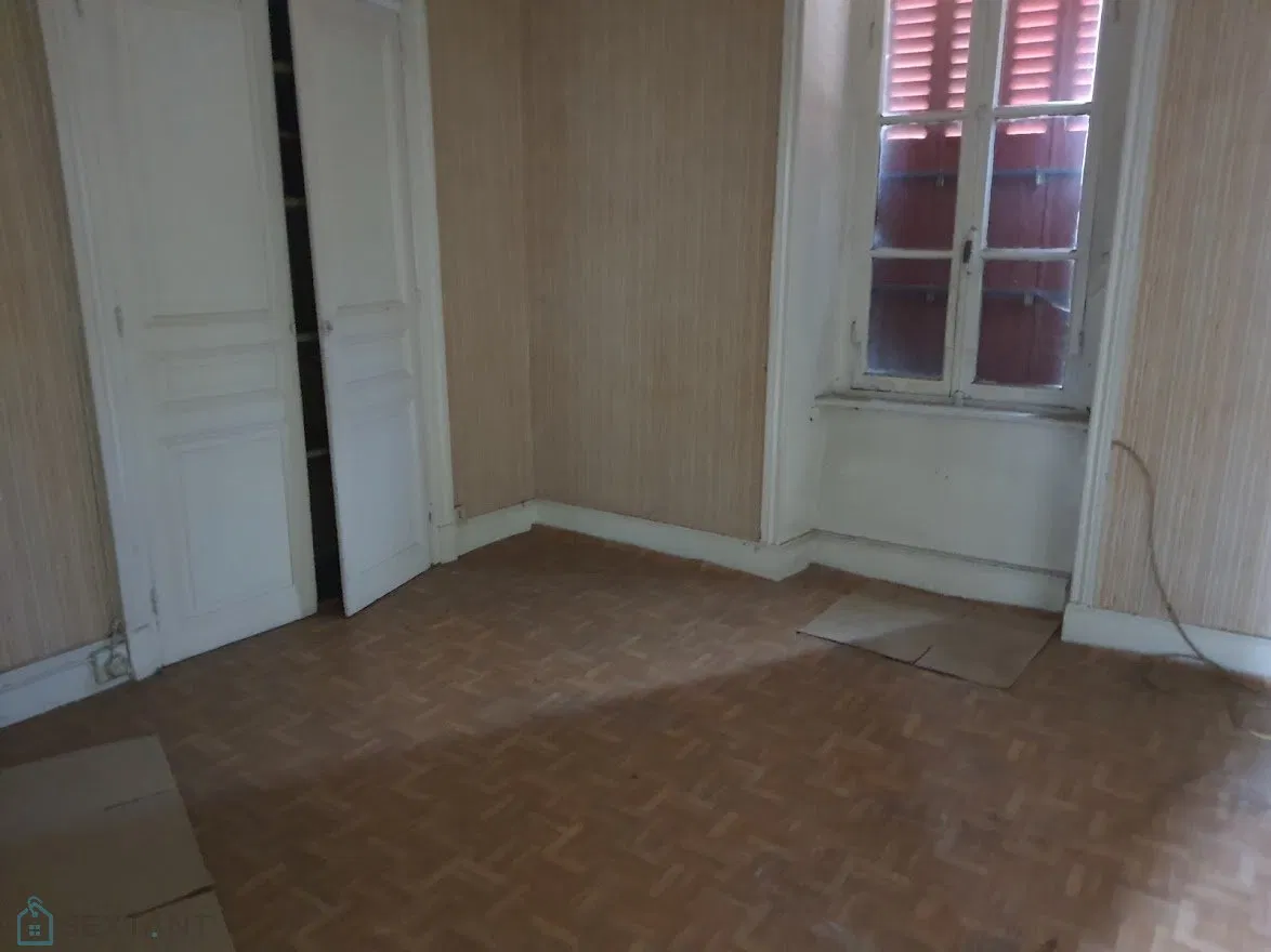 Townhouse located 8 km from Thiers