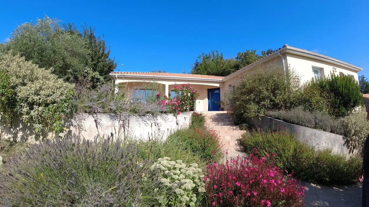 Villa of 156 m2 + basement 155 m2 - land of 1200 m2