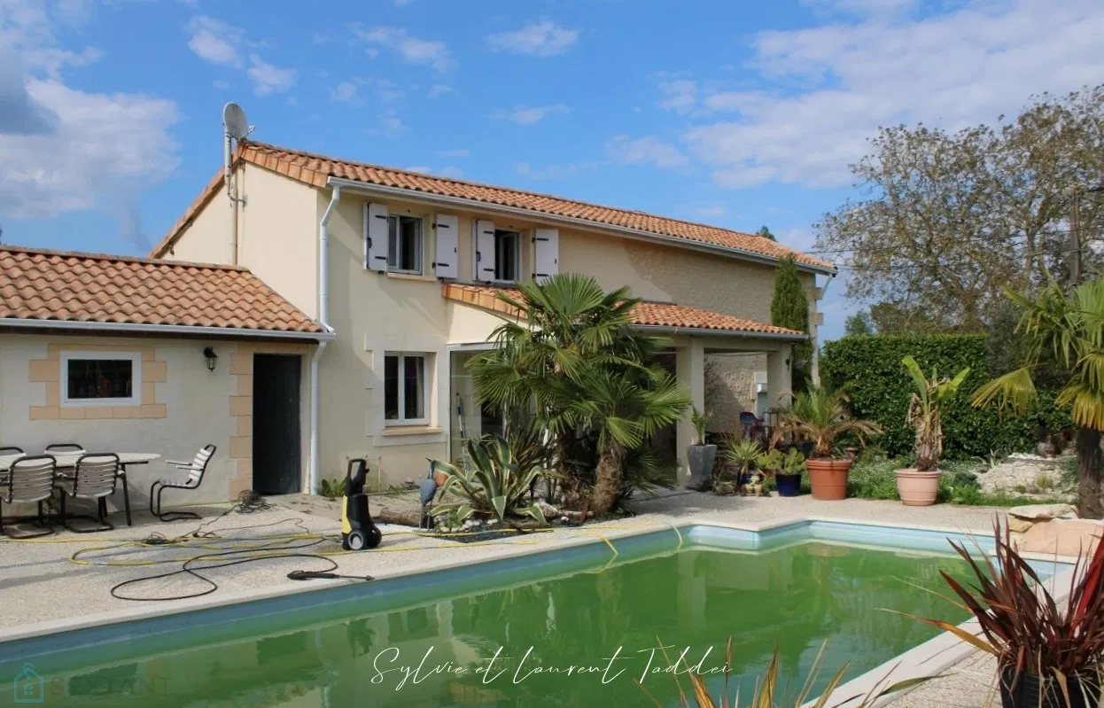 CASA DE PIEDRA CON PISCINA