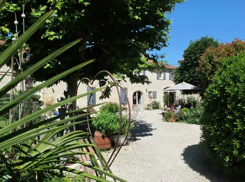 Photo of propriete · SAINT JEAN D'ANGELY