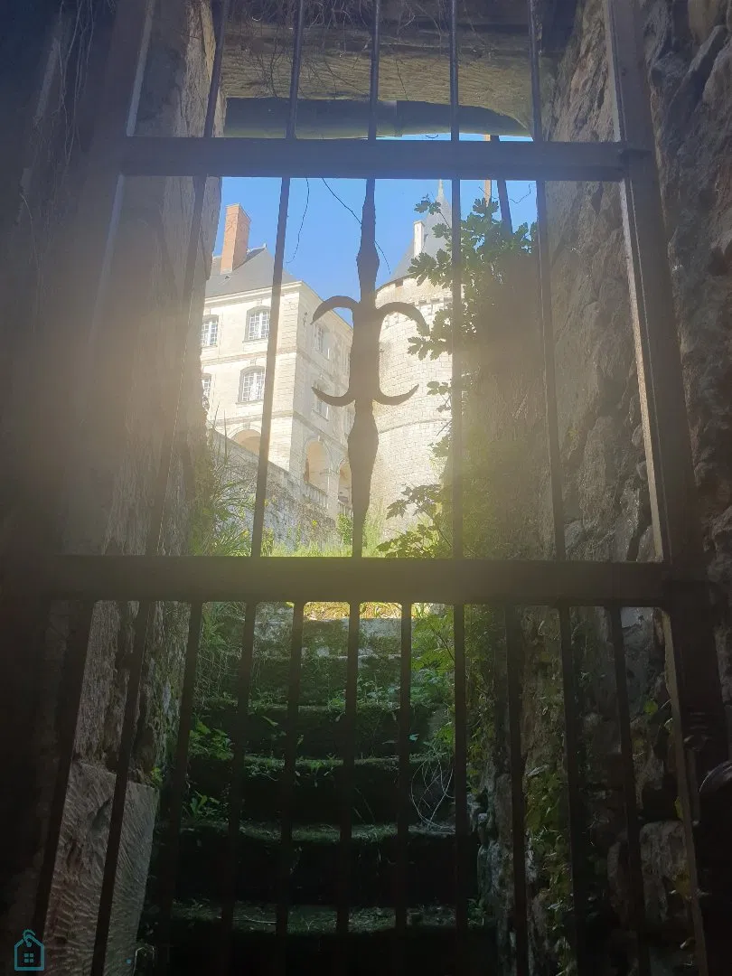 Maison de ville avec pierres de taille à flan du château de La Rochefoucauld, terrain en terrasse de 55m2 avec vue exceptionnelle
