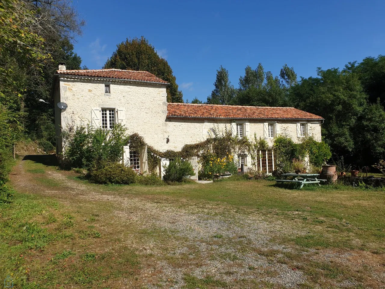 Exceptional Charentais mill of approximately 312m2 on approximately 2.5 hectares, swimming pool and barn of 100m2