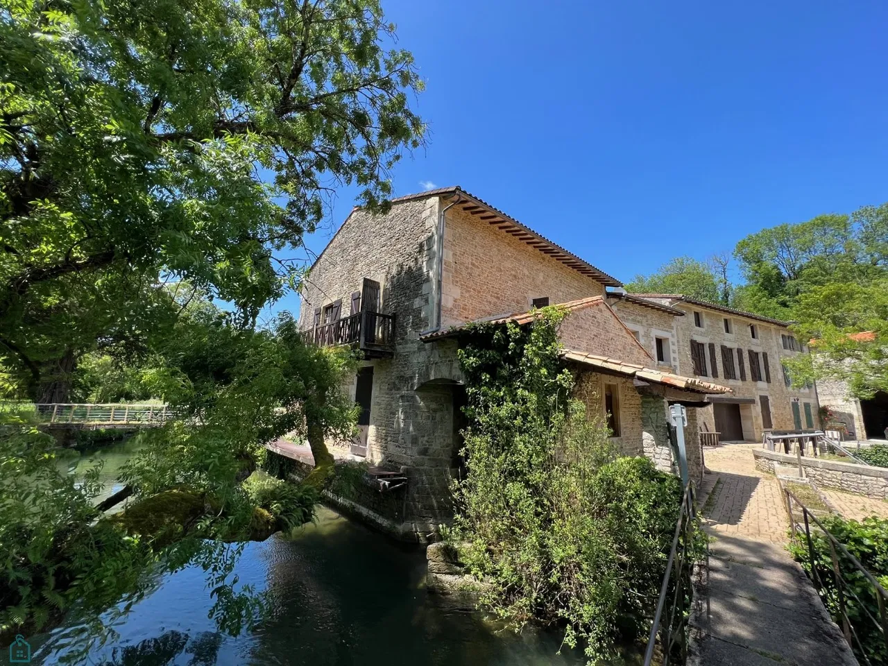propriete pieds dans l'eau · LA CRECHE