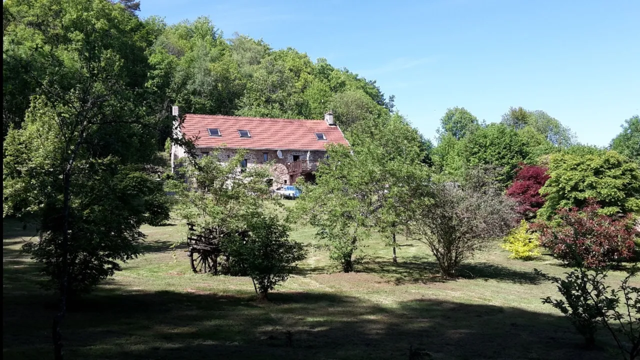 Independant large stone house in the countryside, with amazing views, garden and forest. 12,127 m2