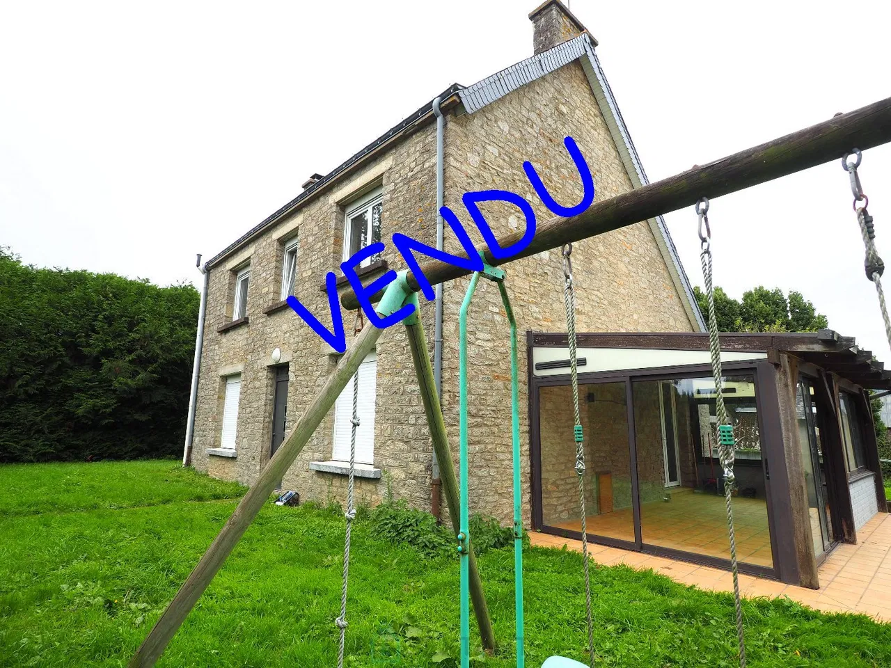 Ein Steinhaus auf dem Land, 5 Schlafzimmer, eine Veranda, ein Grundstück mit Nebengebäude