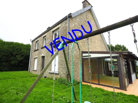 Foto van Een stenen landhuis op het platteland, 5 slaapkamers, een veranda, een terrein met bijgebouw