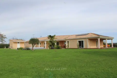 Photo of LOW CONSUMPTION CONTEMPORARY HOUSE WITH CLEAR VIEW OF THE SURROUNDING COUNTRYSIDE