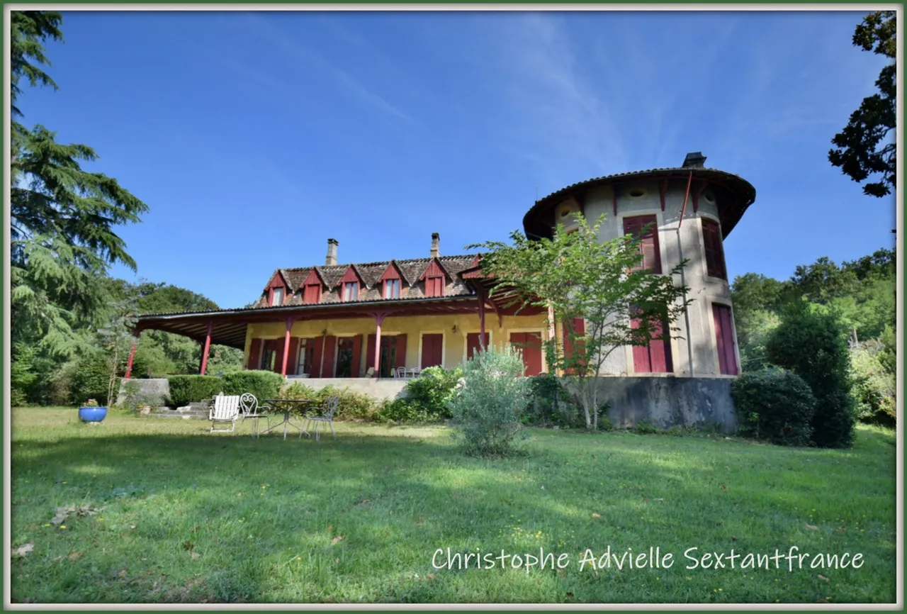 Manor in Bergerac in the middle of a huge park, guest house and barns