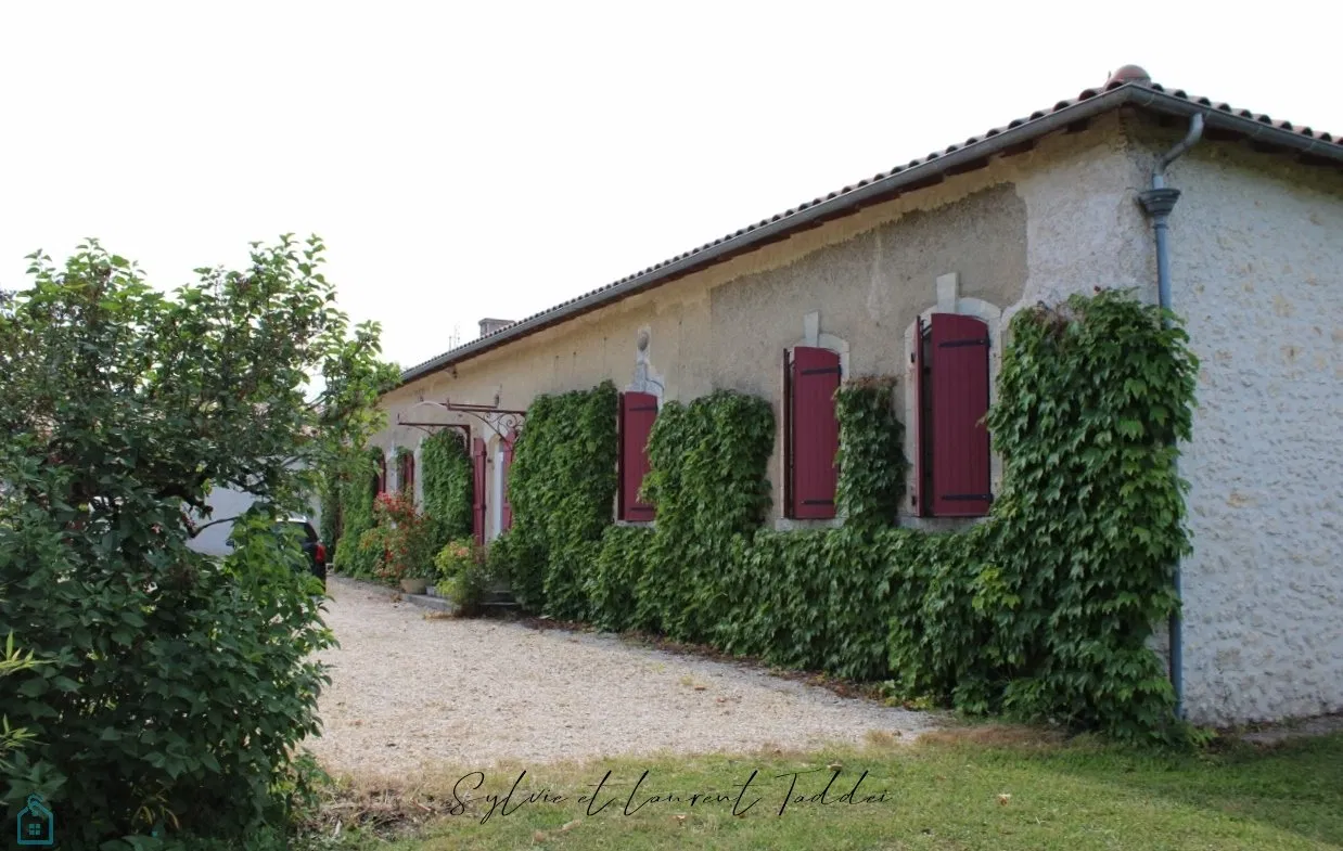 BEAUTIFUL CHARENTE LONGERE ON ONE STOREY, QUIET AND NOT OVERLOOKED