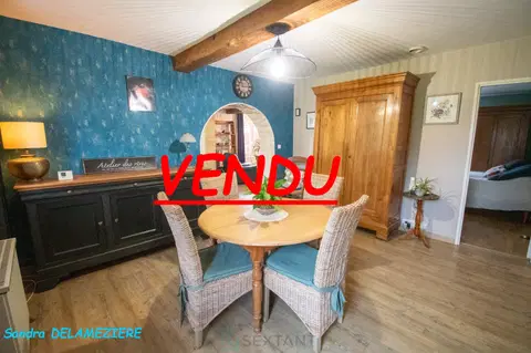 Foto di Casa singola, con ricoveri, box per cavalli e prato.