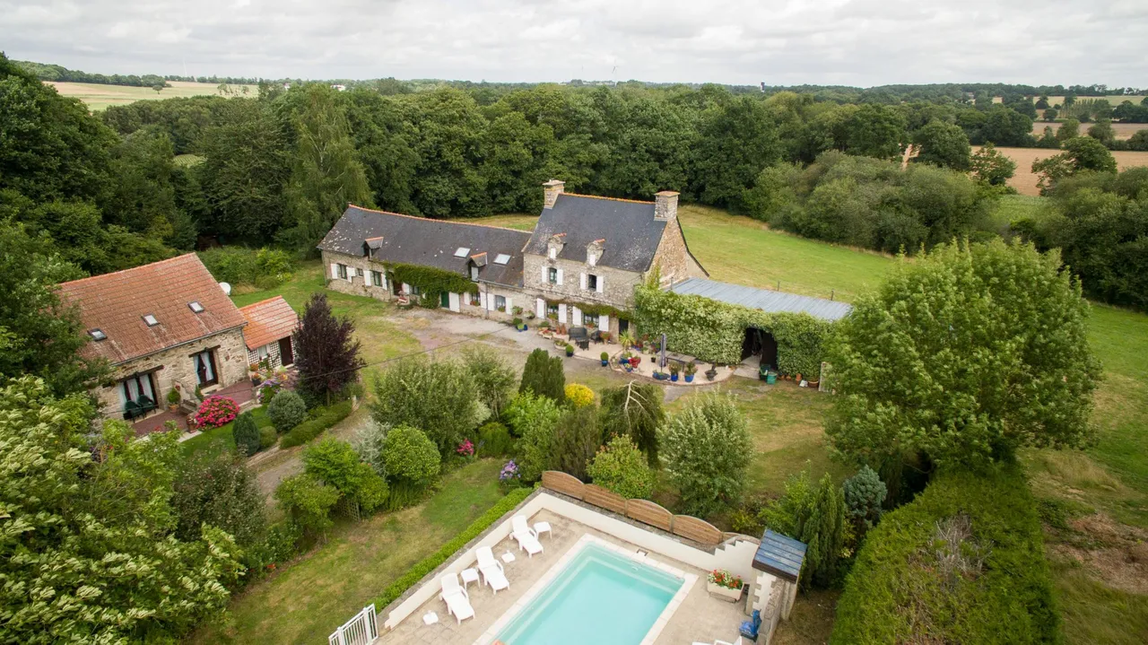 Propiedad de estilo de vida en Bretonia con gran gîte, piscina y 1.6 hectáreas – hogar e ingresos cerca de Pontivy