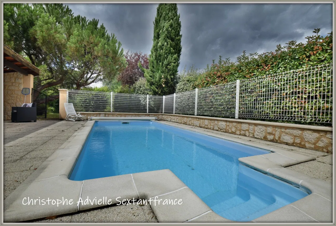 Ciudad de Bergerac, 2 casas pequeñas y piscina en un encantador terreno.