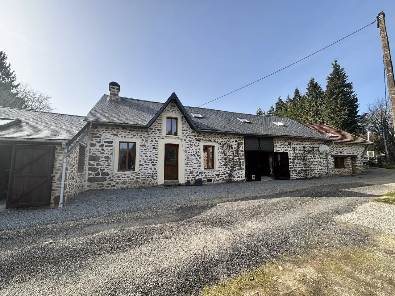 Two houses, 2 barns, Land of 6646 m2