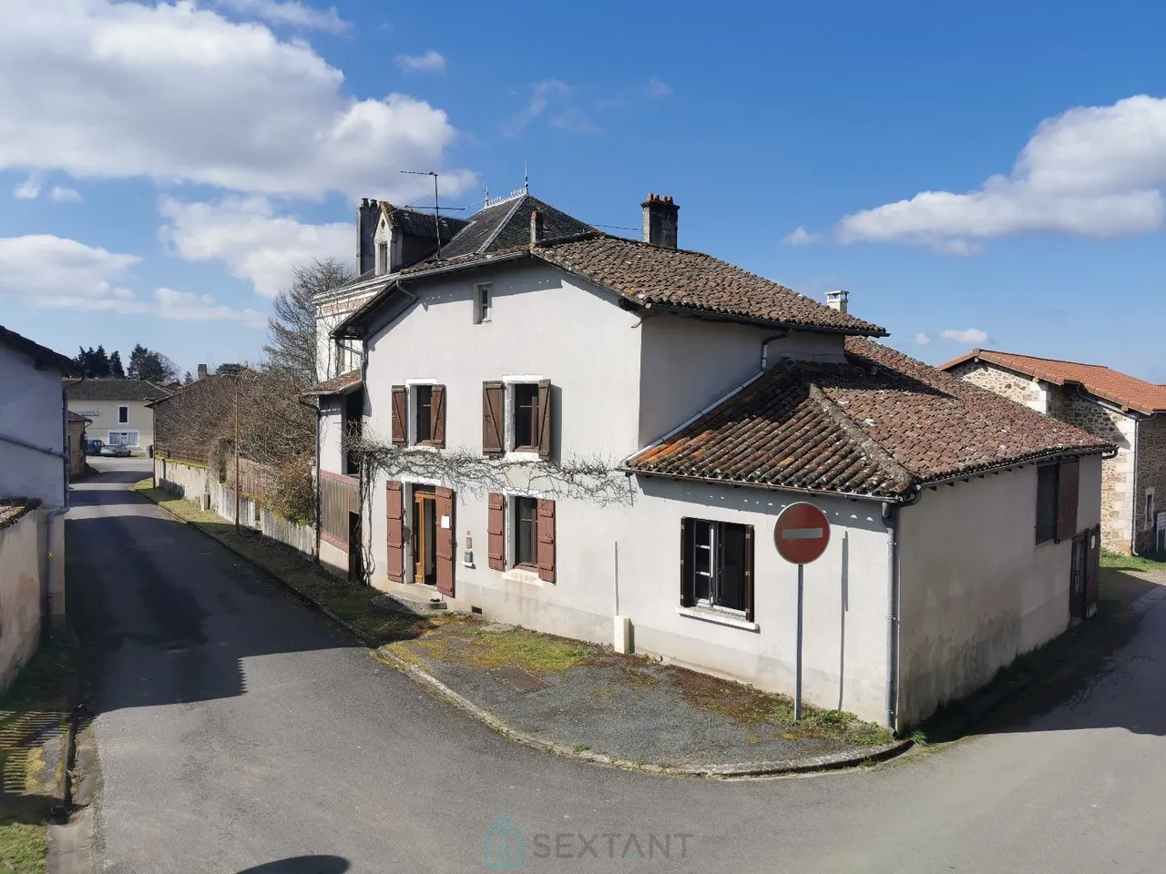 Charming lock-and-leave stone house to update, – potential for gîte or family living