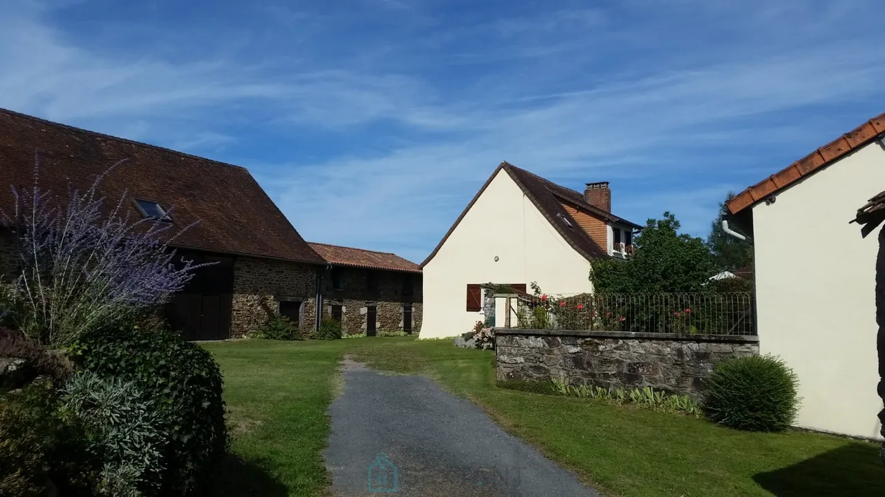 Complejo inmobiliario con encanto en el corazón del parque natural del Périgord Vert.