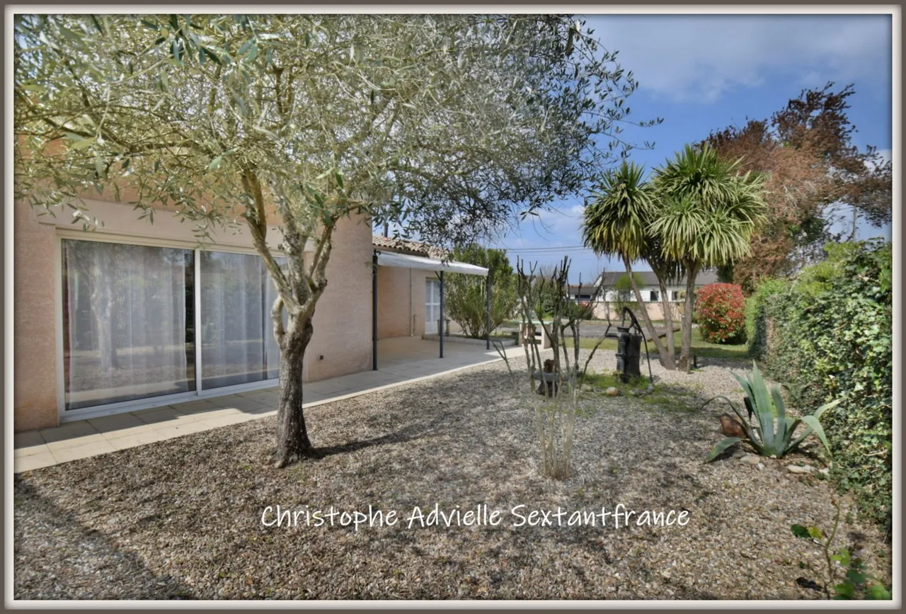 Casa indipendente tutta su un piano, ampio soggiorno, 3 camere, 2 bagni doccia, ampio garage e bellissimo terreno