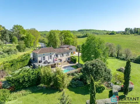 Photo of Lovely property with family house, 2 gîtes and commercial renting, pool, plot of 9127 square meters