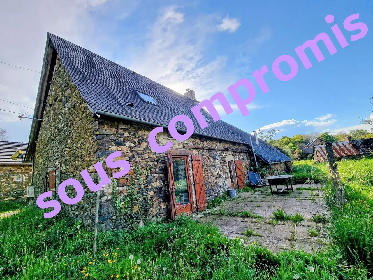 Set of 2 country houses with outbuildings