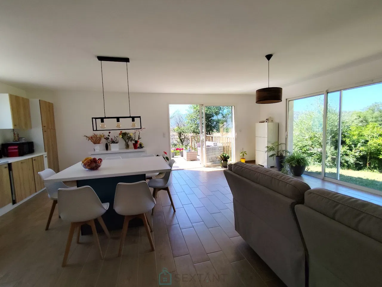 Recent detached house with garden