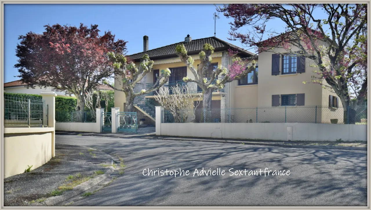 Detached house in a village with shops, plot of 700 square meters, 2 garages
