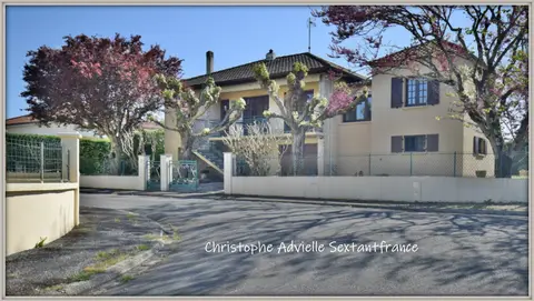 Photo of Detached house in a village with shops, plot of 700 square meters, 2 garages