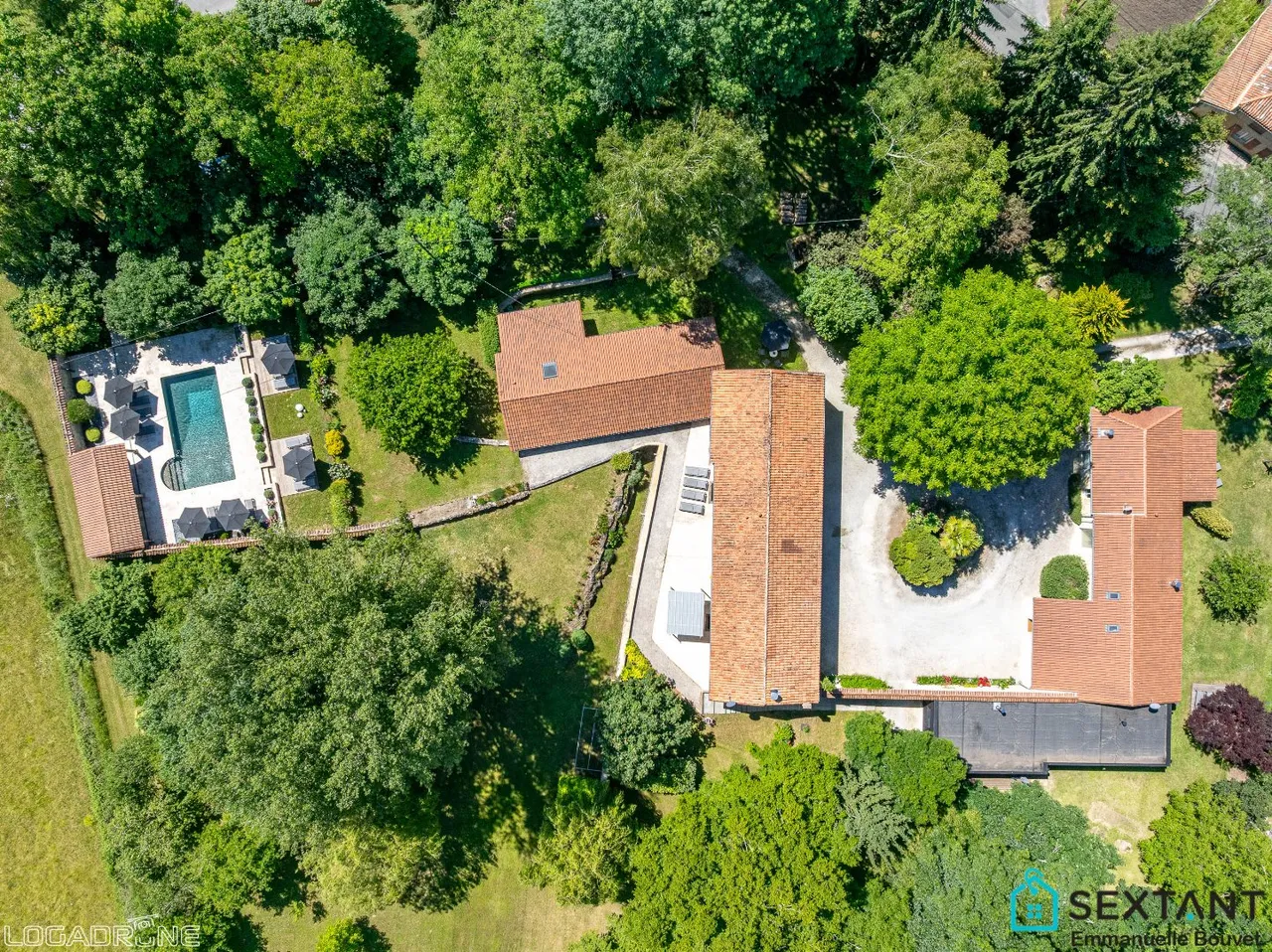 15 minutes from Bergerac, superb renovated stone property on more than 3 hectares, 4 dwellings, barn, superb swimming pool area