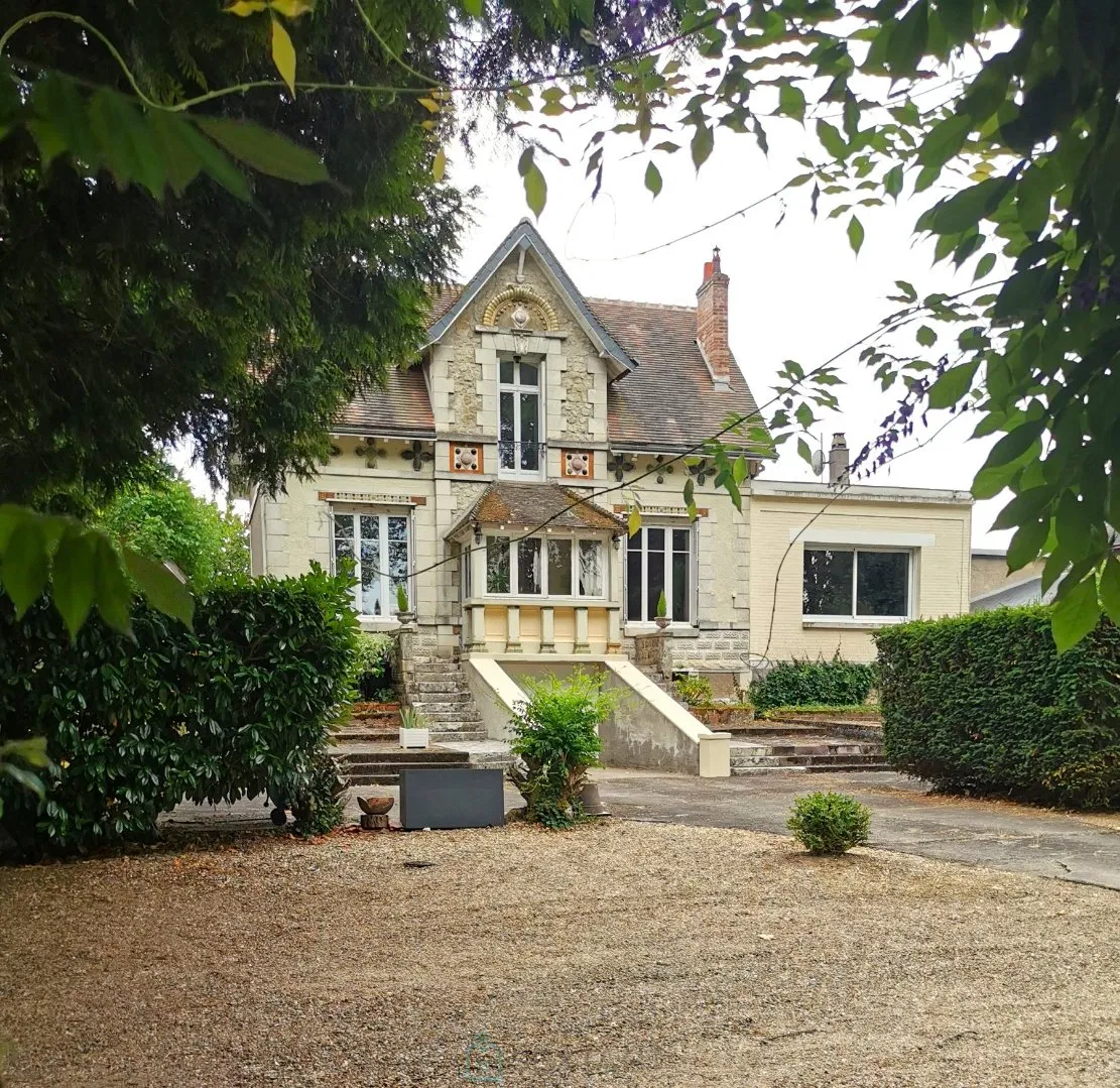 Casa in pietra di mulino degli anni 1920 con 4 camere da letto, annessi e grande giardino nel centro di Amboise