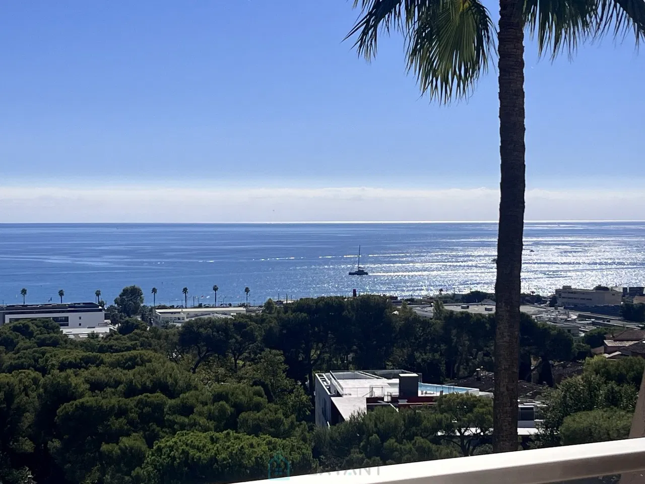 出售：位于顶层的豪华阁楼公寓，可欣赏从尼斯到昂蒂布的海景