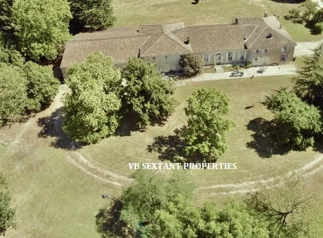 Entre-Deux-Mers, 2.5 hectare estate with beautiful charming residence