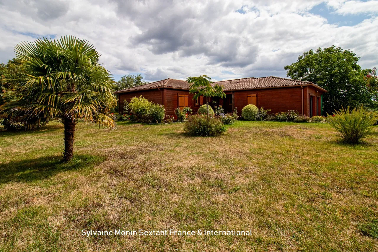 Superb chalet nestled in a dominant position, in a quiet area, on enclosed and wooded grounds