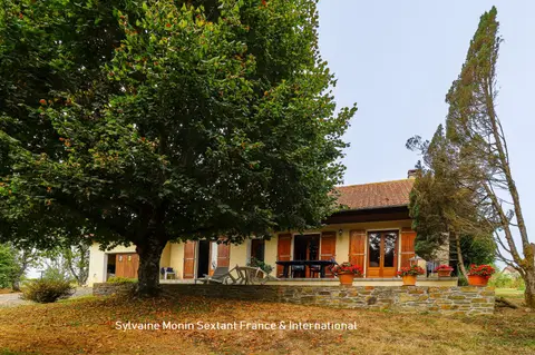Photo of Single-story house with quiet grounds