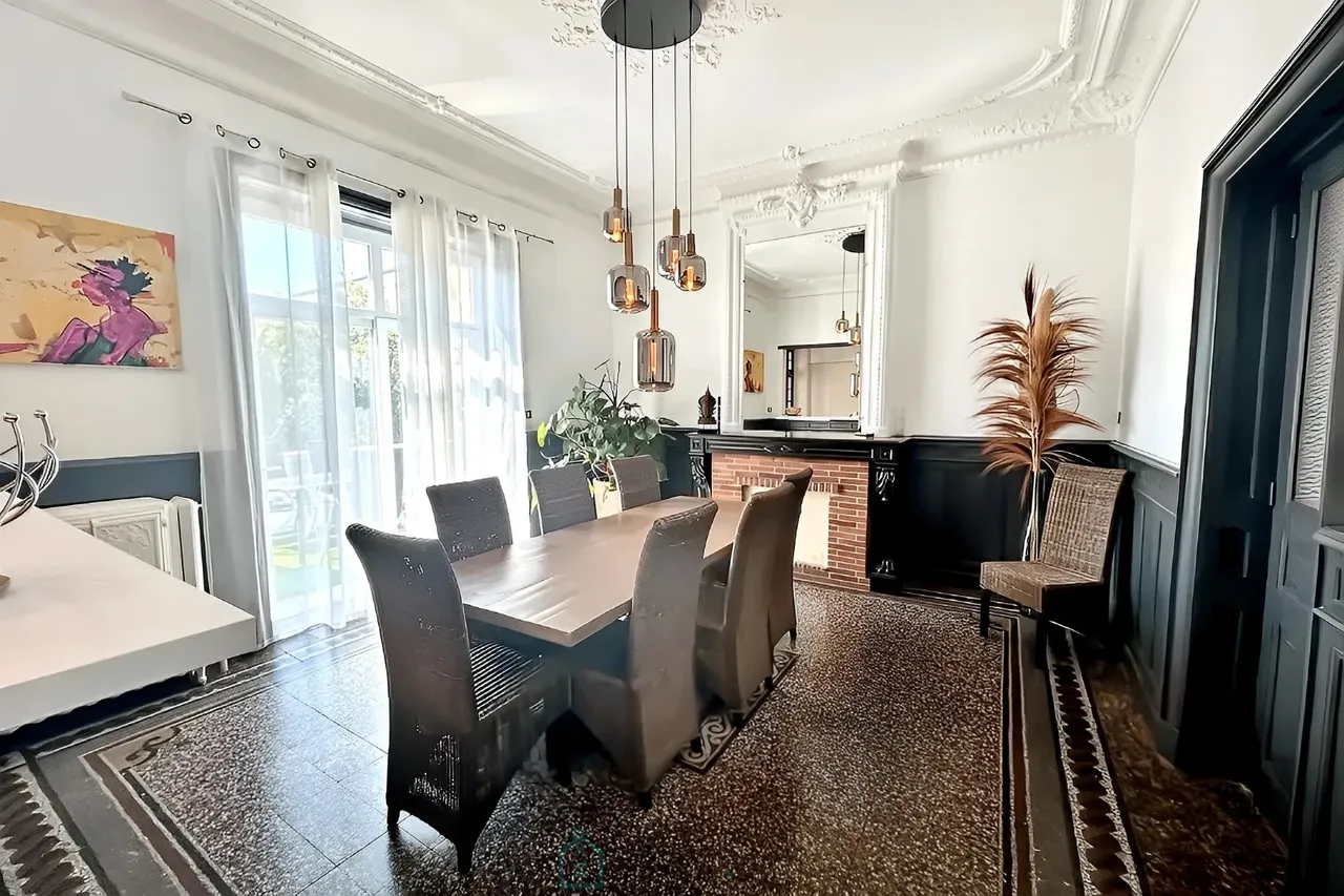 Renovated bourgeois apartment in the city center
