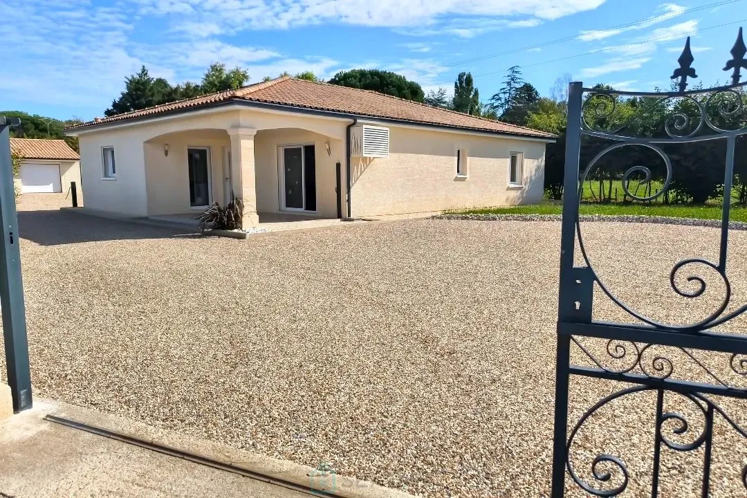TEN OOSTEN VAN BERGERAC, HUIS UIT 2021 MET DUBBELE GARAGE EN GROTE TUIN