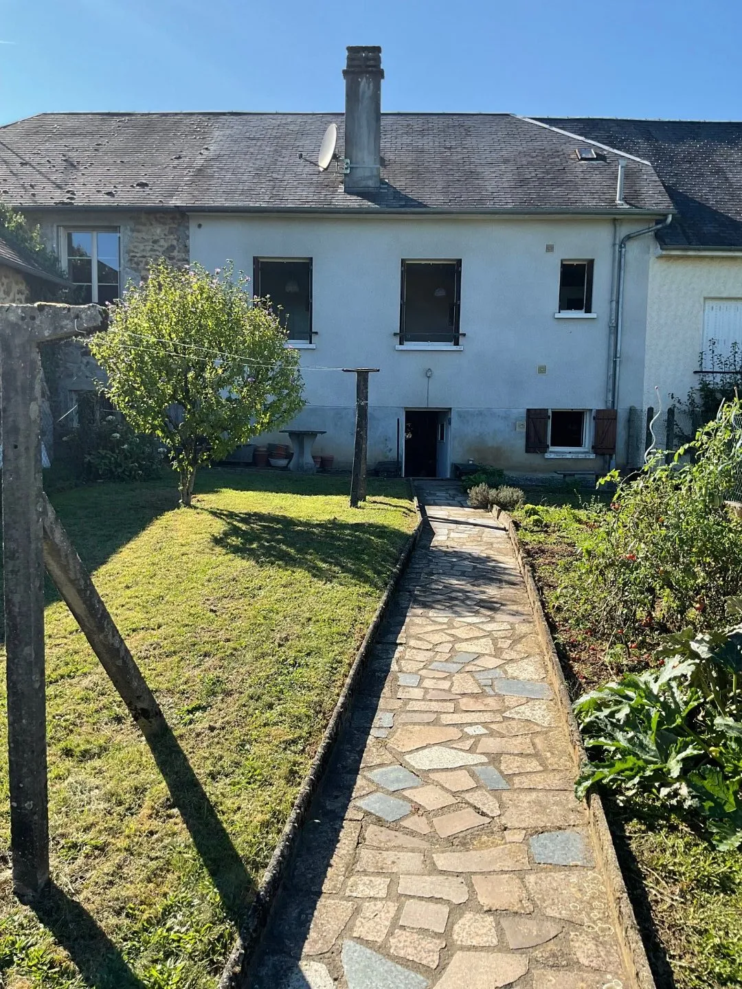 Dorpshuis met 4 slaapkamers en mooie omheinde tuin 455 m²