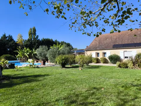 Photo of FARMHOUSE WITH SWIMMING POOL ON 1.5 HECTARES OF ENCLOSED LAND