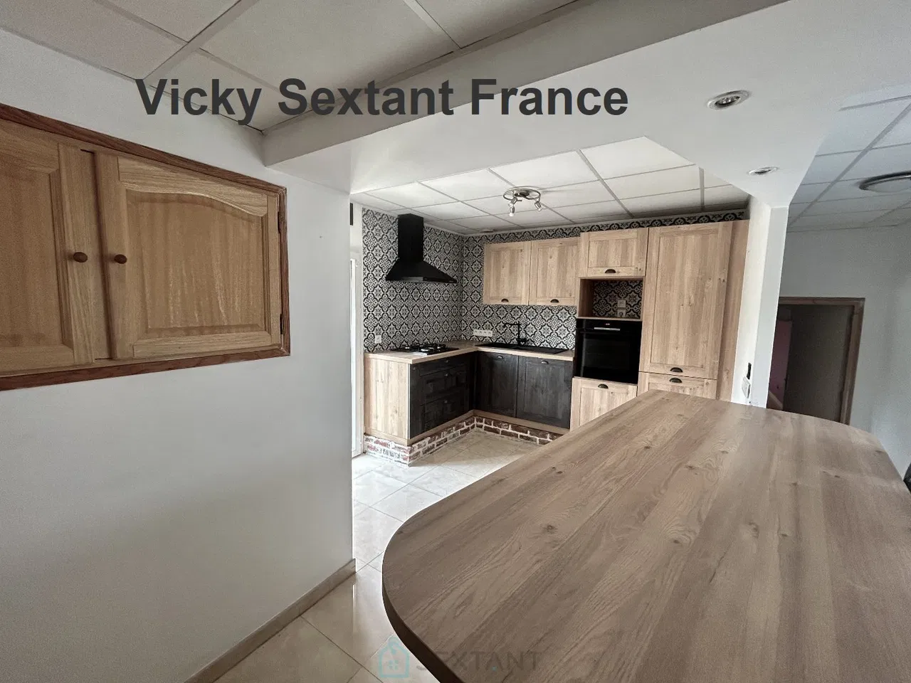 DETACHED COUNTRY HOUSE WITH LARGE PRIVATE GARDEN