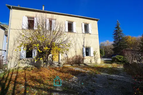 Foto von Zwischen Digne-les-Bains und Castellane, im Herzen des Dorfes Barreme – ca. 500 m² großes Gebäude mit 6 Wohnungen, Garage, Garten und Flusszugang