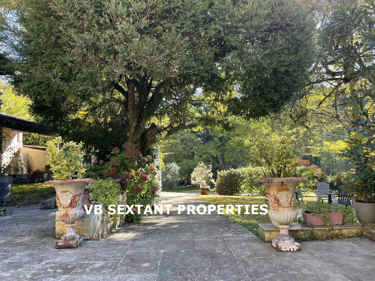On the outskirts of Bordeaux, a charming property with a beautiful house and outbuildings in a magnificent wooded park
