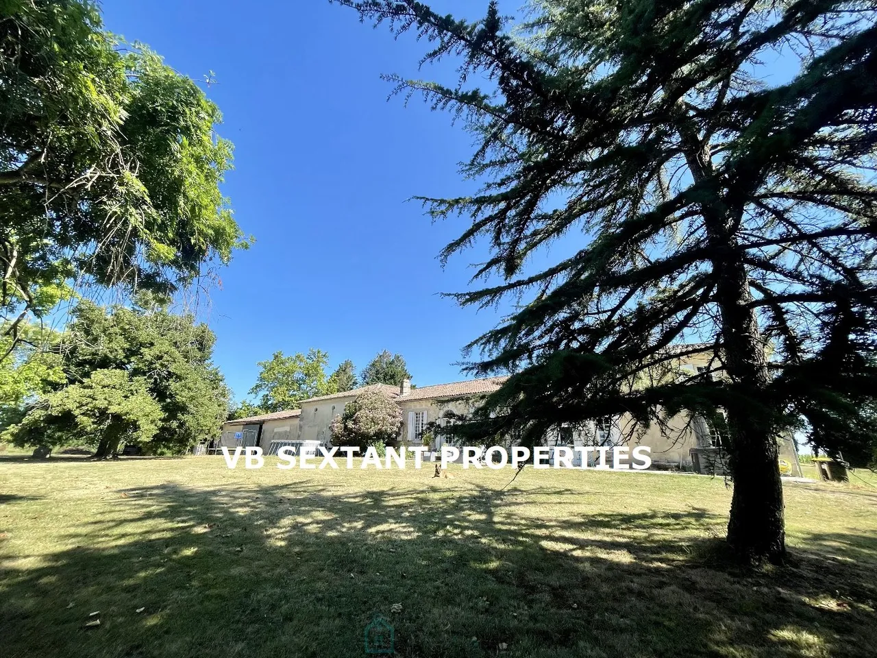 50 minutes from Bordeaux, near Cadillac, 38 -hectare property with beautiful house and outbuildings