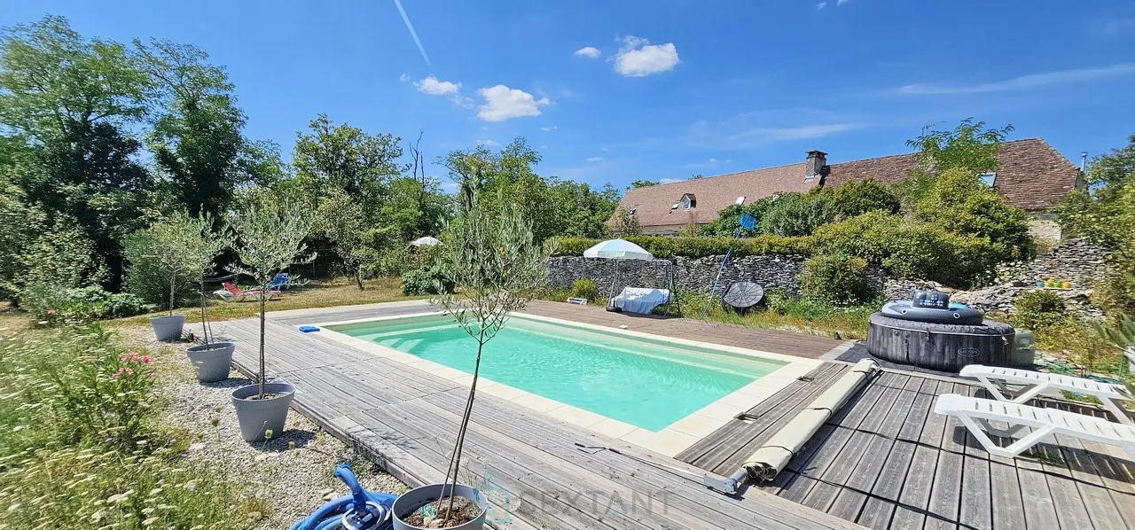 In Rocamadour beautiful farmhouse with swimming pool with a superb view.