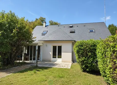 Photo of City center, bright family home with garage and landscaped garden