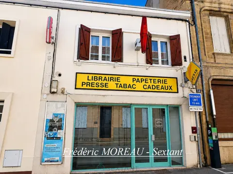 Photo of Building in the city center of Bergerac with a commercial space and a one bedroom apartment + quiet garden
