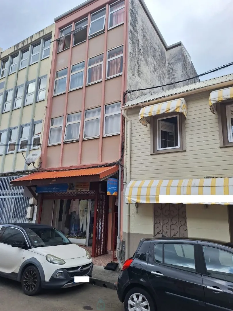 Building with 3 levels + ground floor of 136m2