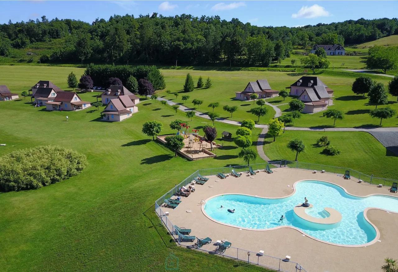 Suntuosa propiedad de 27 hectáreas dedicada a eventos, con un edificio inmobiliario de aproximadamente 1800m² con piscinas y 5 estanques en el corazón de un entorno natural excepcional