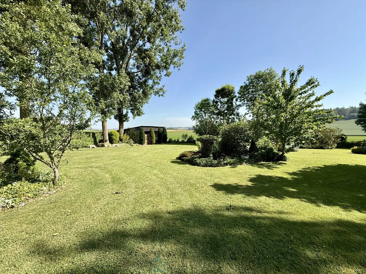 Spacious family home of 270 m² – Large wooded garden of 2800 m²