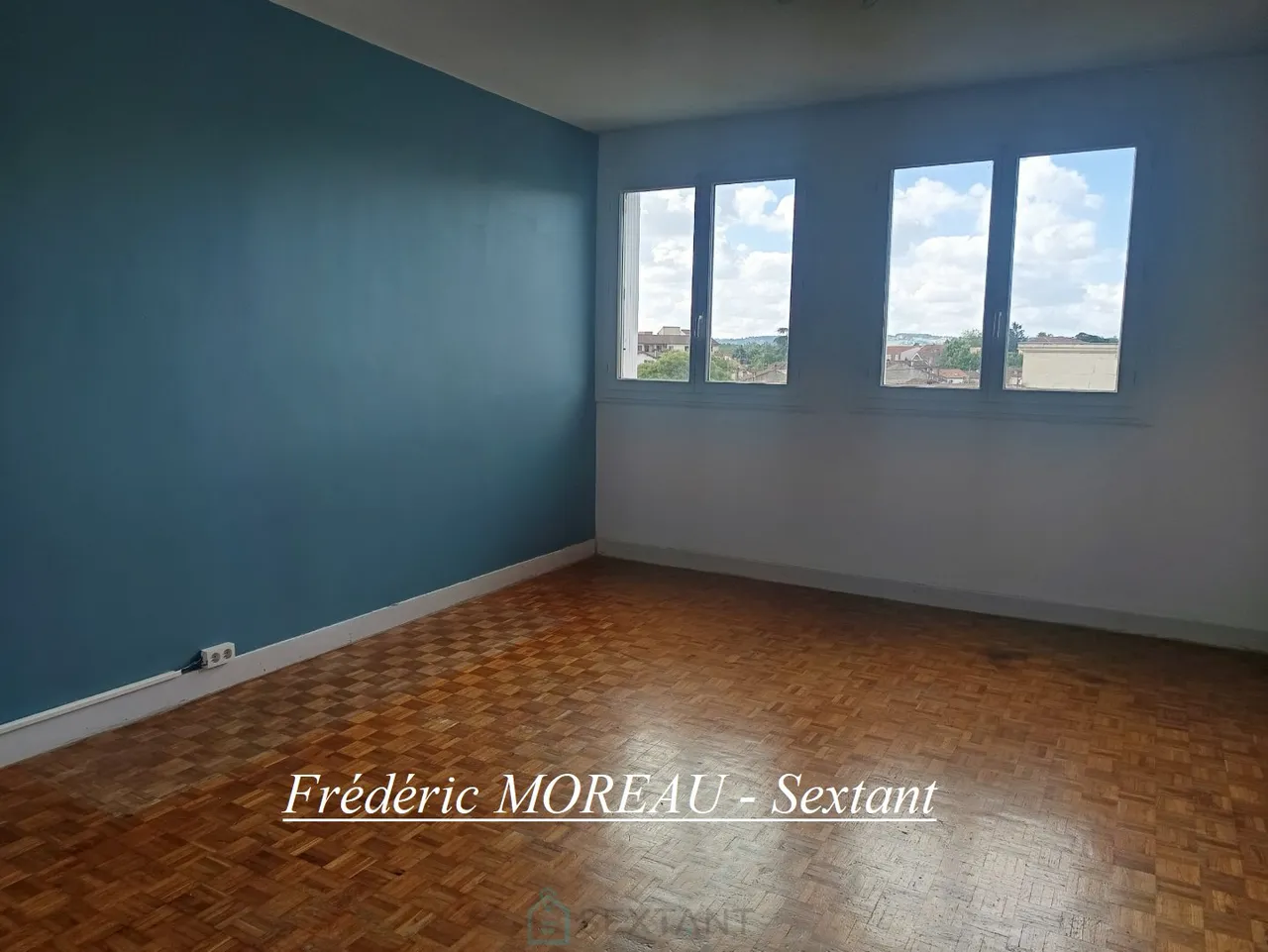 Ontdek dit prachtige 3-slaapkamerappartement met balkon en garage in een rustige en goed onderhouden residentie in het hart van het stadscentrum